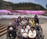 ジュピターランドひらたで、芝桜を見て来ました。きれいな芝桜を前にハイチーズ！！