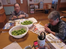 ひとつずつヘタをとって…　梅をシロップ漬けにします　