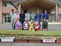 上小路2地区の皆さん　プランターのお花を寄贈して頂きました