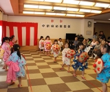 中新田幼稚園との交流会　かわいい歌や踊りで楽しませていただきました。