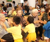 中新田幼稚園との交流会　かわいい歌や踊りで楽しませていただきました。