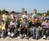 芍薬見学に行きました。天気が良く、皆様笑顔いっぱいです。