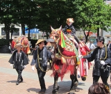 駅前でチャグチャグ馬コの前祝祭を見ました。