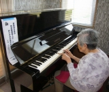 高知県よりピアノが寄贈され、時折弾いて楽しんでいます