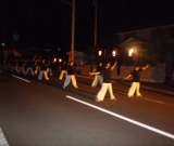 施設の職員が、町内会の祭りでよさこいを披露しました。