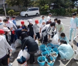 施設の職員が洞内小学校のクリーン作戦に参加しました。