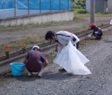 施設の職員が洞内小学校のクリーン作戦に参加しました。